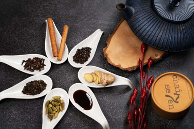 die sieben Gewürze die in dem Masala Chai Gewürztee-Mischung enthalten sind: Schwarzer Tee Assam, Ingwer, Zimt, Kardamom, Nelken, schwarzer Pfeffer und Zuckerrübensirup