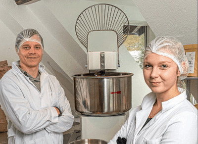 Die Gründer der Marke Chai Seven bei der Produktion des Masala Chai