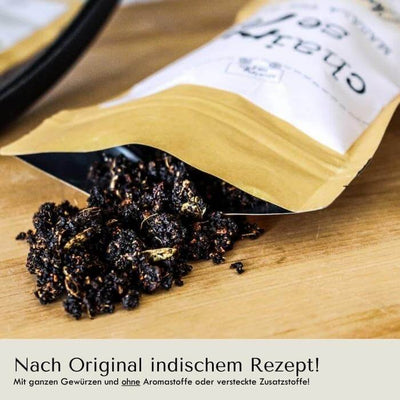 Originaler Masala Chai besteht aus ganzen Gewürzen und wir in Milch oder Wasser gekocht.