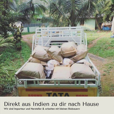 LKW mit frischen Gewürzen in Indien, welche wir in unserer kleinen Manufaktur in Deutschland verarbeiten.