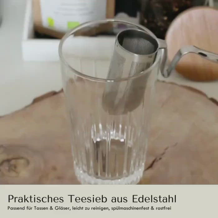 Anwendung des Edelstahl Teesiebs bei der Zubereitung eines Chai Latte