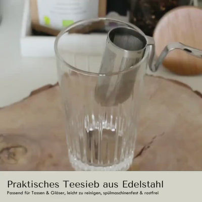 Anwendung des Edelstahl Teesiebs bei der Zubereitung eines Chai Latte